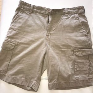 Men’s Cargo Shorts! Size 32